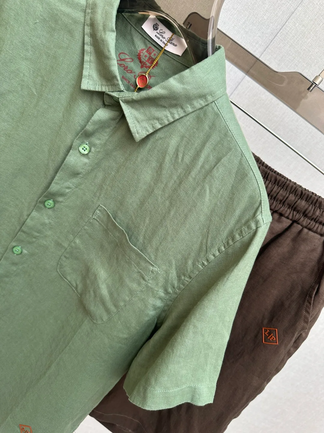 P tops, shorts Order LORO PI*NA 2026 Spring and Summer SS Italian old money resort style Quiet and luxurious light linen long sleeves Short sleeve lining Suit Series Customized natural linen material Spring and summer fresh Breathable skin-friendly Comfortable and stylish Natural and elegant men Versatile single product Simple and elegant Atmosphere Lazy and relaxed ​ Main color: hemp White Black Mixed colors: sky blue + hemp color Fruit green + hemp color Light Green+Black Sizes：M-L-XL-XXL-3XL (48-50-52-54-56) ​ ​